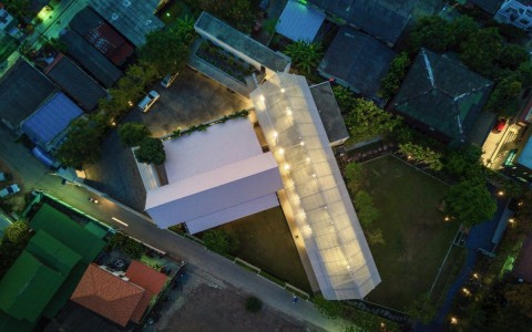 Độc đáo căn nhà "đom đóm" với chiếc mái khổng lồ